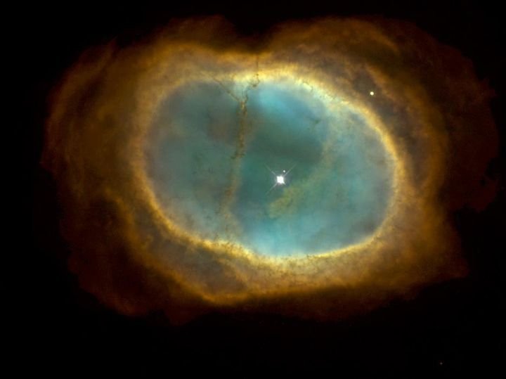 An image of the planetary nebula in the Southern Ring (NGC 3132) taken by the Hubble telescope and published in 1998 (HUBBLE HERITAGE TEAM (STSCL/AURA/NASA))